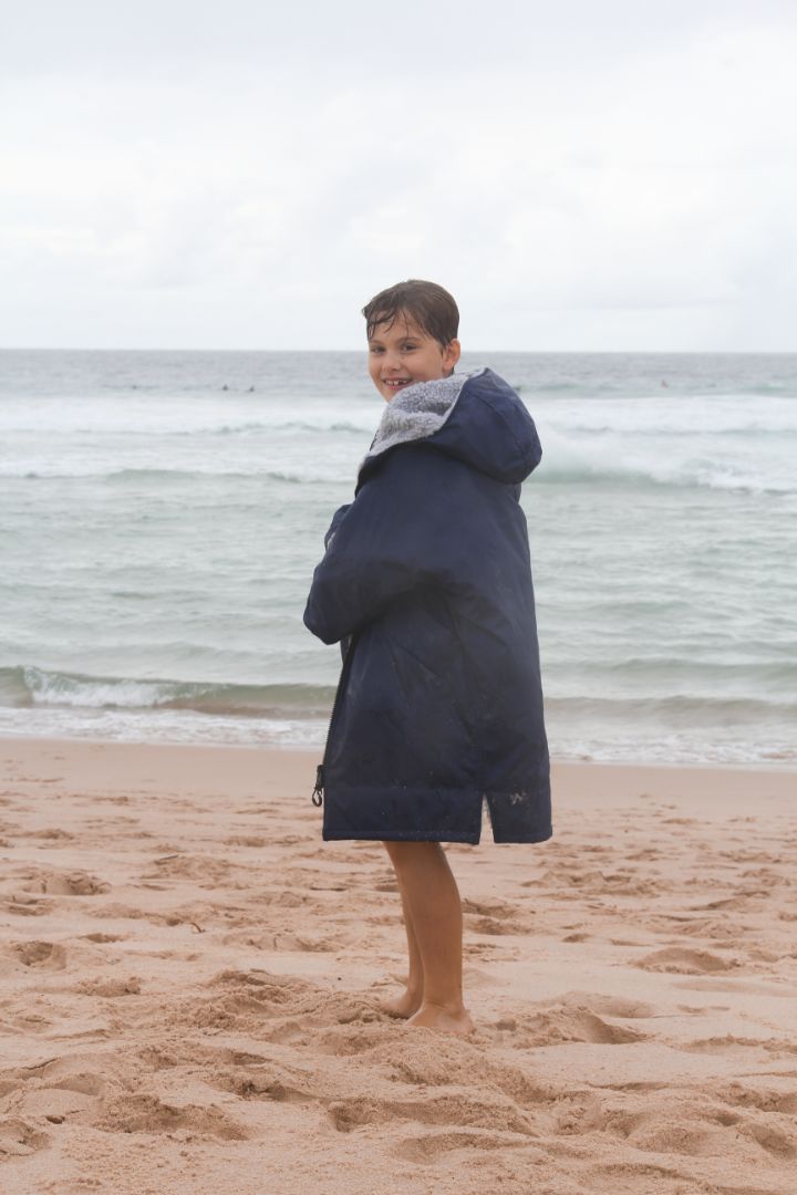  A kids weatherproof, cosy and multifunctional jacket for all outdoor activities. Fully lined with thick, soft, moisture wicking fleece that acts as a blanket to keep your core warm and dry even during the coldest winter months. 